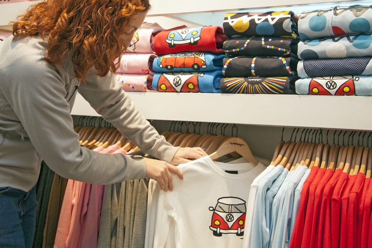 Express Yourself: The Awesome Style of Women’s Graphic Tees