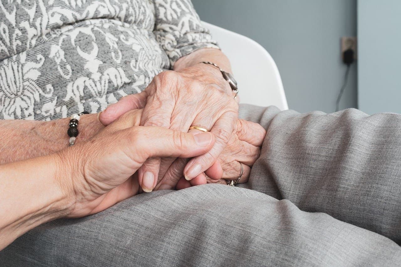 Personal Care Tips For Seniors: Maintaining Dignity And Independence
